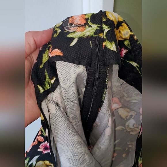 Premise Pencil Skirt textured Size 8 Black watercolor Floral statment piece - Picture 4 of 4